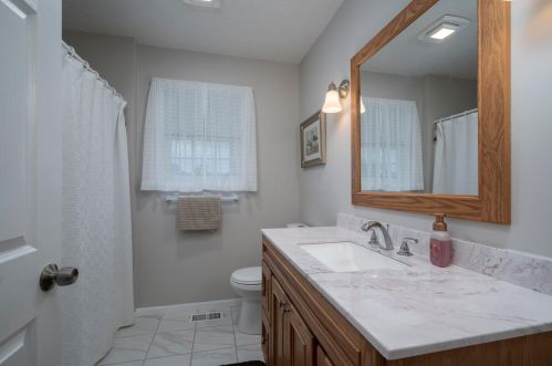 1001 Farmington Ln, Washington Ch OH  43160-8641 exterior