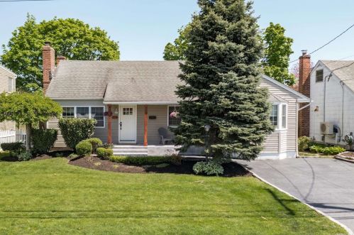 115 Deer Lake Dr, Babylon, NY 11703-3403