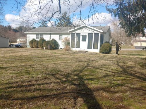 2530 Douglas Dr, Zanesville, OH 43701-9719