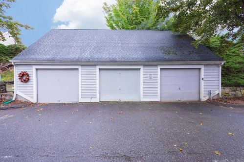 19 Woodbury Pl, Woodbury, CT 06798-3831