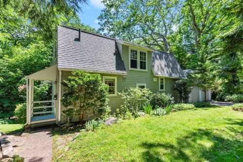 15 Squirrel Rd, Wellesley, MA 02481-3116