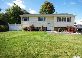 2802 Heather Ave, Gordon Heights, NY 11763-2102
