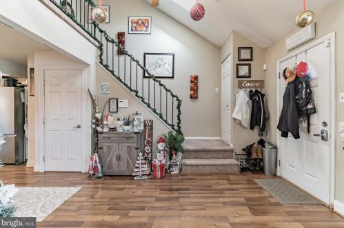 527 Spring Hill Dr, Harleysville PA  19438-2242 exterior