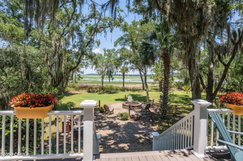 66 Bay Dr, Beaufort SC  29907-1755 exterior