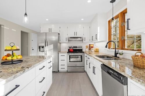 20 Summit Dr, Wapping CT  06074-3742 exterior
