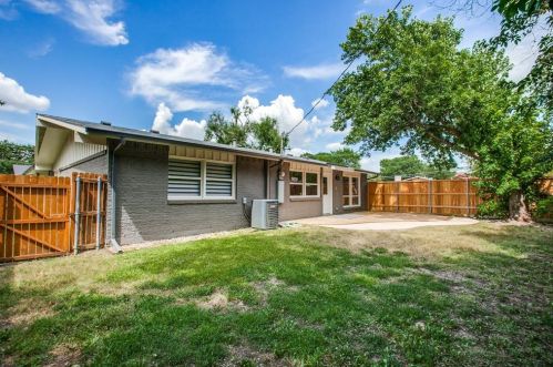 1001 Meadow View Cir, Richardson TX  75080-2932 exterior