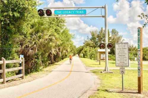 507 Dona Dr, Nokomis FL  34275-2613 exterior