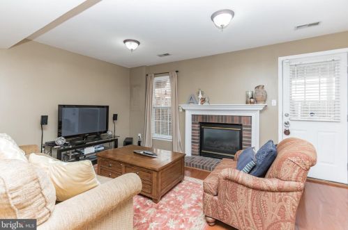 6404 Lureta Ann Ln, Springfield VA  22150-7831 exterior