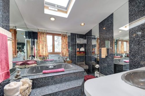 18 Reed Ln, Westbury NY  11590-1943 exterior