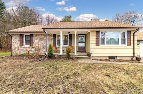 7 Frances St, Uncasville, CT 06382-1015