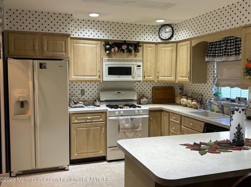 64 Greenbriar Blvd, Bricktown, NJ 08724-2001