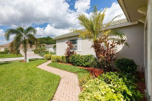 582 Indian Key Dr, Fort Pierce, FL 34986-2051
