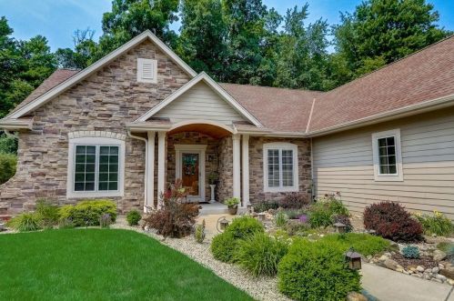 1368 Mamerow Ln, Oconomowoc, WI 53066-6901