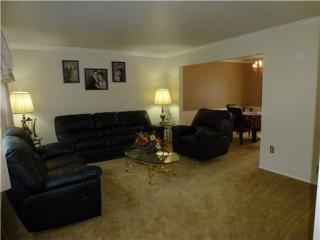 17 Sunburst Ln, Piscataway, NJ 08854-5908