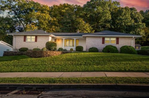 980 Hillcrest Dr, Macungie, PA 18062-1622