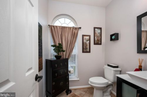 7226 Lyndam Hill Cir, Lorton VA  22079-4509 exterior