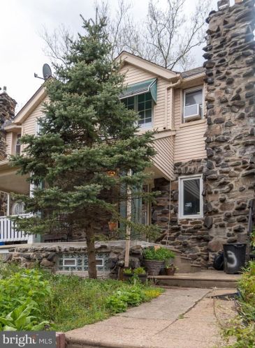 465 Harvey St, Philadelphia, PA 19144-3818