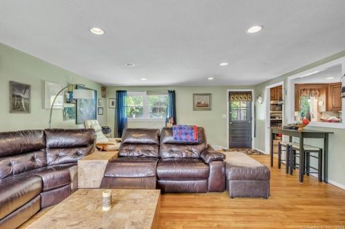 35 Keeney St, Manchester CT 06040-7054 exterior