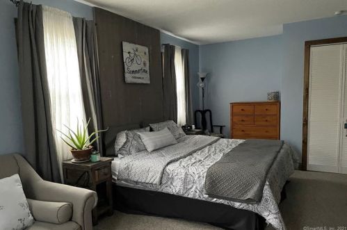 39 Laurel Rd, Windsor Locks CT 06096-2033 exterior