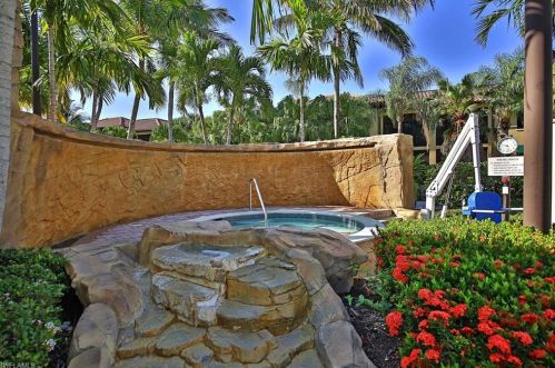 1015 Sandpiper St, Naples, FL 34102-0619