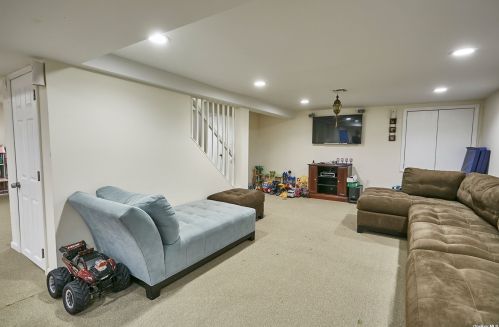 18 Pinewood Ln, New Hyde Park NY  11040-3321 exterior