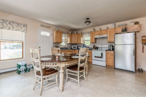 121 Lower Rocky Point Rd, Scotts Beach, NY 11789-1429