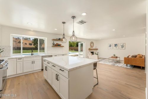 5226 Edgeware Dr, Calabasas CA  91301-2319 exterior