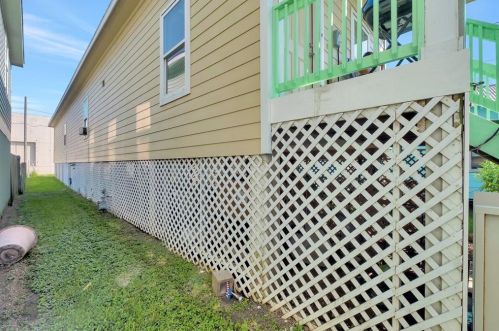 4210 Church St, Galveston TX  77550-1118 exterior