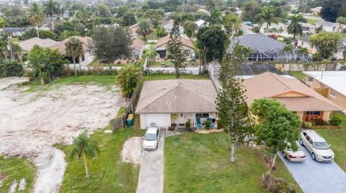 820 98th Ave, Naples, FL 34108-2226