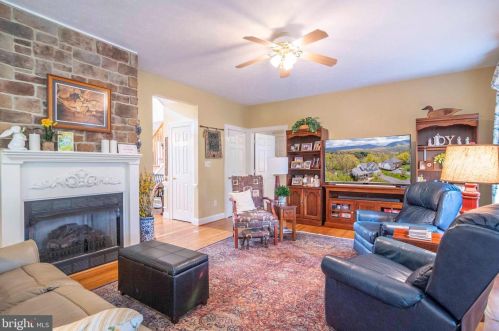 160 Manor Dr, Edinburg VA  22824-3579 exterior