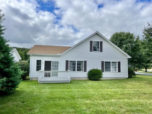 31 Trading Cove Cir, Norwich, CT 06360-6485