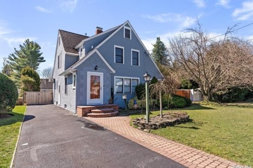 50 Riverleigh Pl, Amityville, NY 11701-3504