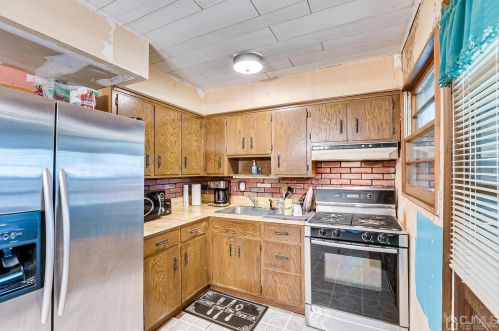 22 Stuart Dr, East Brunswick NJ  08816-3808 exterior