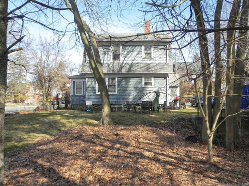 8 Lockwood Ln, Norwalk CT  06851-5818 exterior