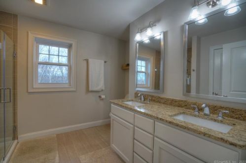 180 Briar Hill Rd, Groton CT  06340-2652 exterior