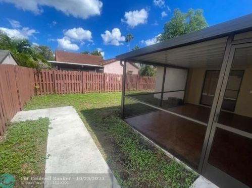 6245 175th Ter, Hialeah FL  33015-4438 exterior