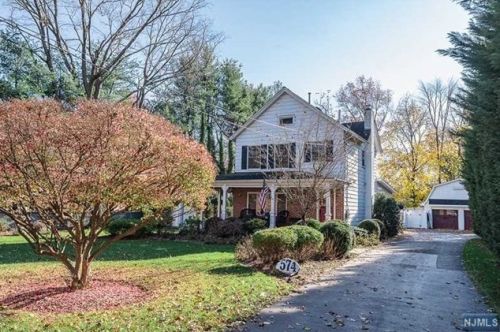 574 Racetrack Rd, Ridgewood, NJ 07450-2042