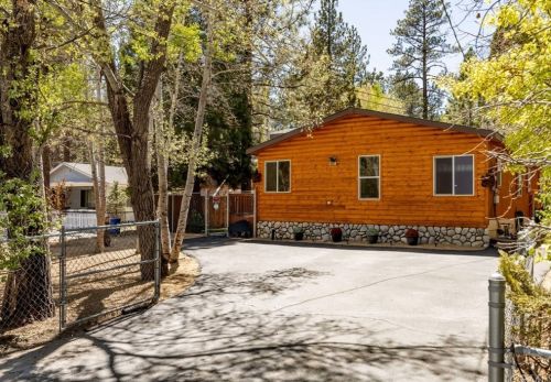 1021 Greenway Dr, Big Bear City, CA 92314-9152