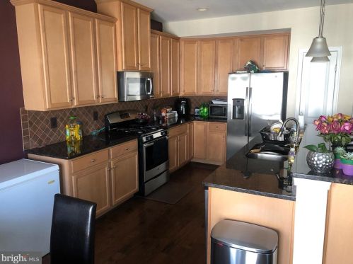 7457 Brunson Cir, Gainesville, VA 20155-4905