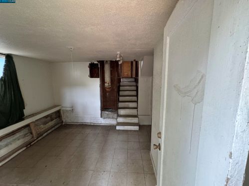 2751 Grande Vis Ave, Oakland CA 94601-1327 exterior