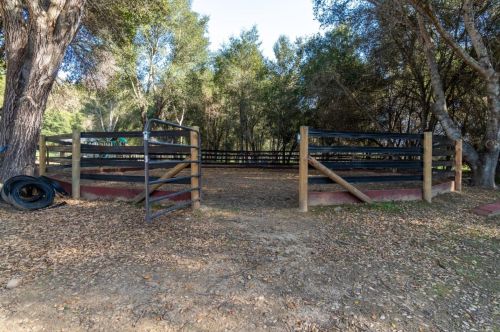 10555 Watsonville Rd, Gilroy CA  95020-9433 exterior