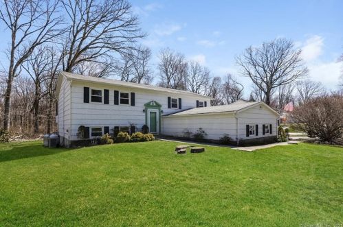 20 Fairway Dr, Danbury, CT 06811-3250