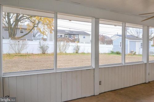 4 Guenever Dr, New Castle DE  19720-2923 exterior