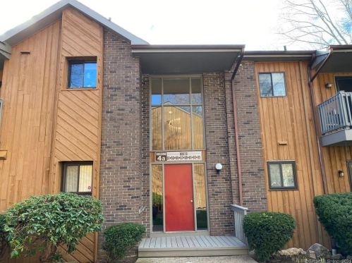 61 Riverview Dr, Bridgeport, CT 06606-5940