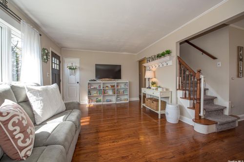 1051 Hamilton Ave, North Lindenhurst, NY 11757-2130