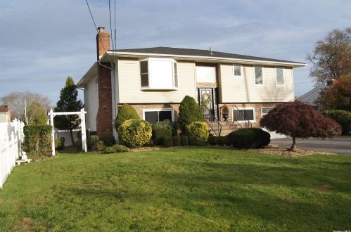159 Connetquot Rd, Oakdale, NY 11769-2117