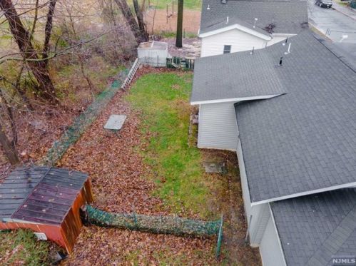 33 Riverside Dr, Oakland NJ  07436-1405 exterior