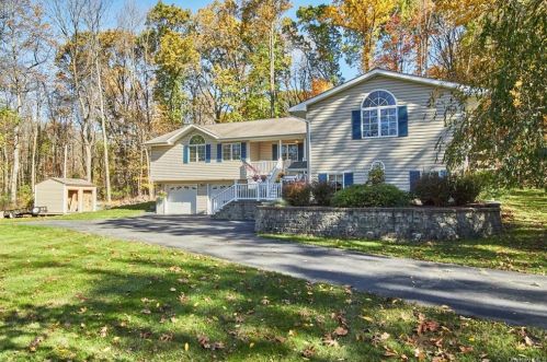 28 Chardavoyne Rd, Warwick, NY 10990-2207