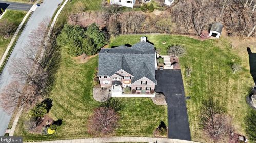 307 Green Meadow Dr, Douglassville, PA 19518-1327