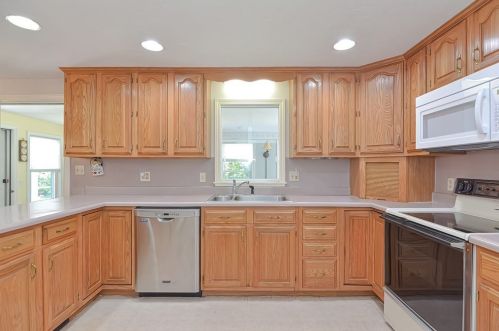 18 Peabody Rd, Shirley, MA 01464-2904